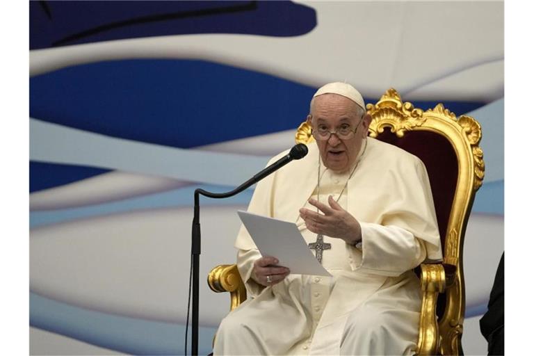 Papst Franziskus spricht zu Jugendlichen während seines Besuchs der St. Dionysius-Schule der Ursulinenschwestern. Foto: Thanassis Stavrakis/AP/dpa