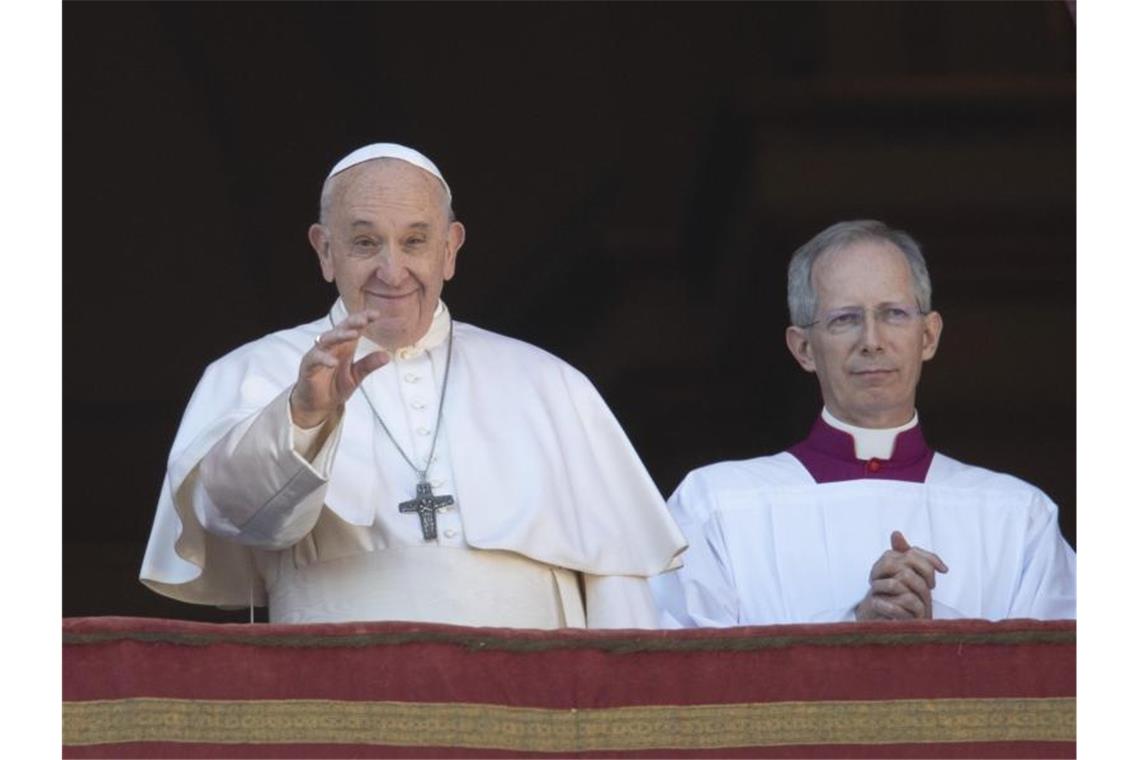 Papst Franziskus steht auf dem Hauptbalkon des Petersdoms neben Guido Marini, Zeremonienmeister für die Liturgischen Feiern. Foto: Alessandra Tarantino/AP/dpa