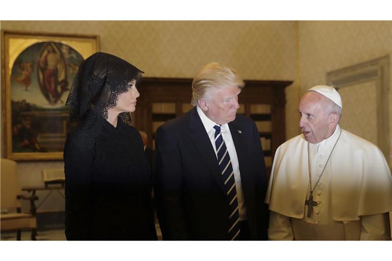 Papst Franziskus  trifft am 24.05.2017 im Vatikan den damaligen US-Präsidenten Donald Trump  und seine Frau Melania.