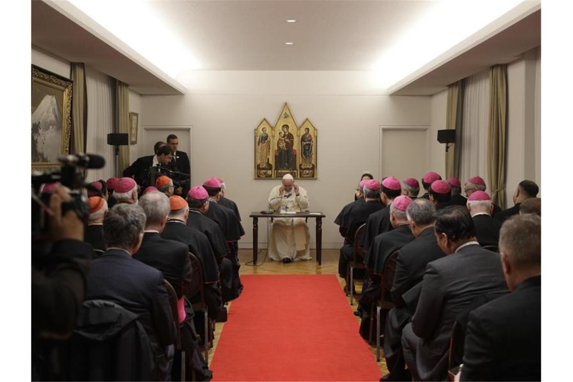 Papst Franziskus trifft sich mit den Bischöfen in der Apostolischen Nuntiatur in Tokio. Foto: Gregorio Borgia/AP/dpa