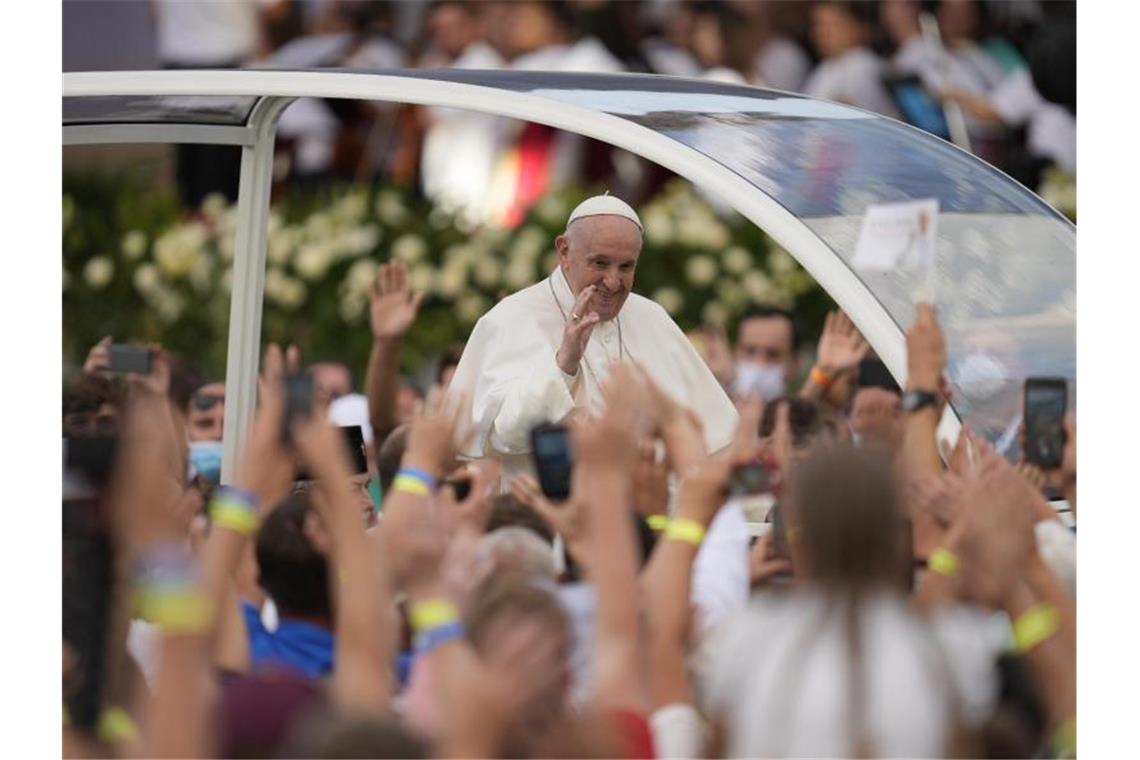 Papst Franziskus trifft sich mit jungen Menschen im slowakischen Kosice. Foto: Darko Vojinovic/AP/dpa
