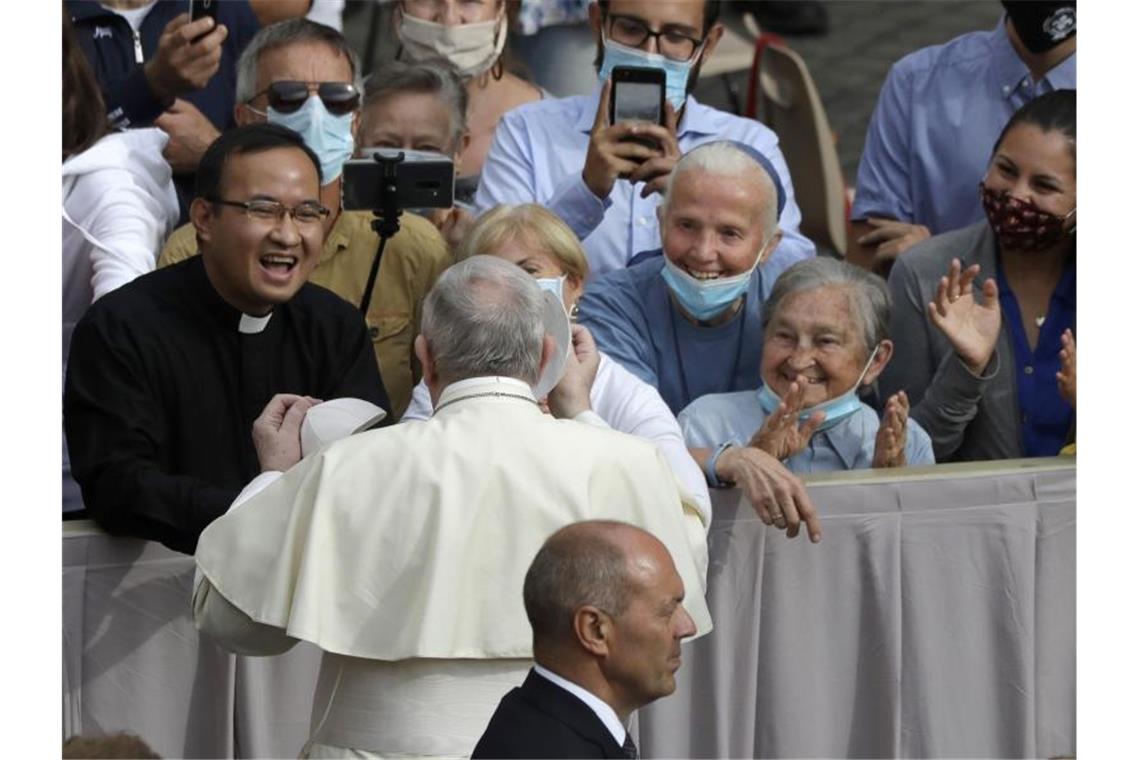 Papst Franziskus trifft zu seiner ersten Generalaudienz mit Gläubigen seit Ausbruch der Corona-Pandemie ein. Foto: Andrew Medichini/AP/dpa
