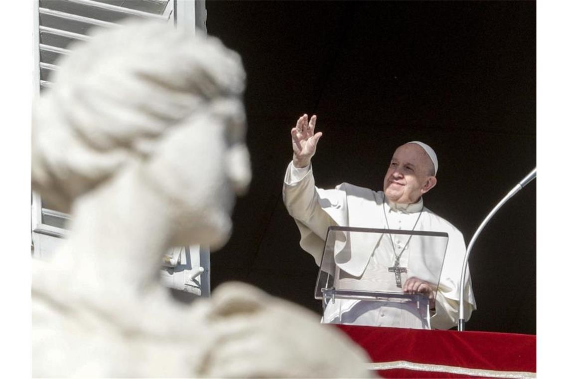 Papst Franziskus überbringt seinen Segen während er am zweiten Weihnachtsfeiertag das Angelusgebet spricht. Foto: Andrew Medichini/AP/dpa