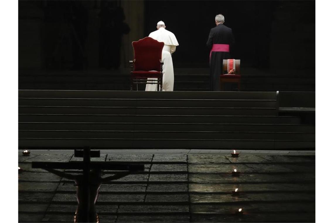 Papst begeht Karfreitags-Prozession mit Gefängnis-Texten Papst Franziskus verlässt nach der Prozession den leeren Petersplatz. Foto: Alessandra Tarantino/AP/dpa