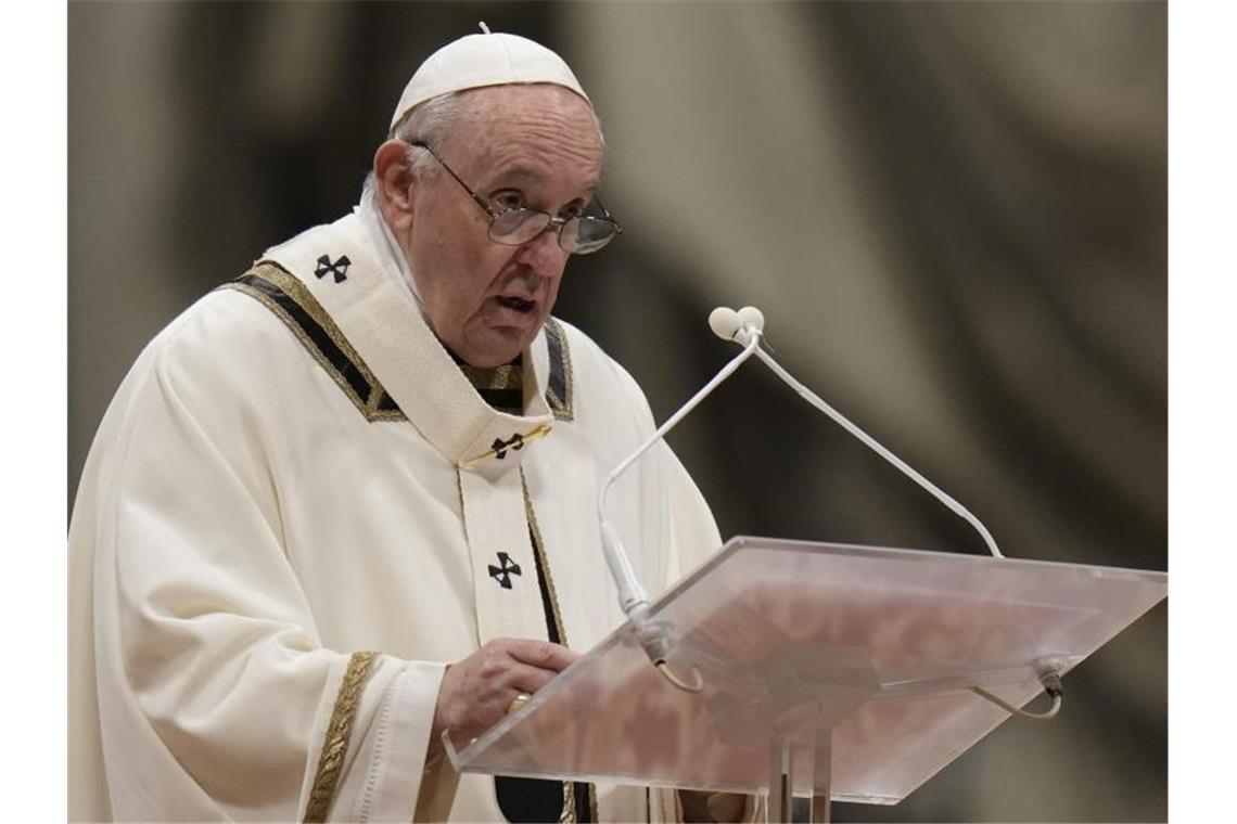 Papst spendet Segen: Nicht wegsehen bei Konflikten Papst Franziskus während der Heiligabendmesse im Petersdom im Vatikan. Foto: Alessandra Tarantino/AP/dpa