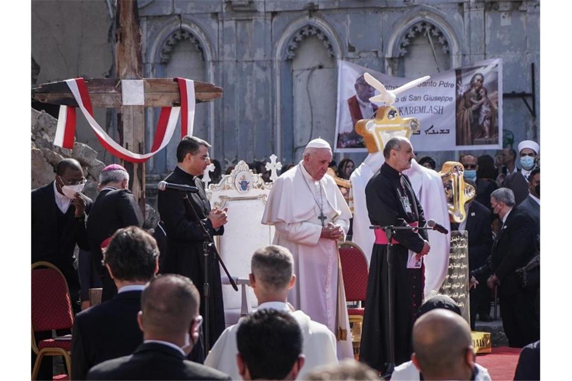 Papst Franziskus während eines Gebets für die Opfer des Krieges. Foto: Ismael Adnan/dpa