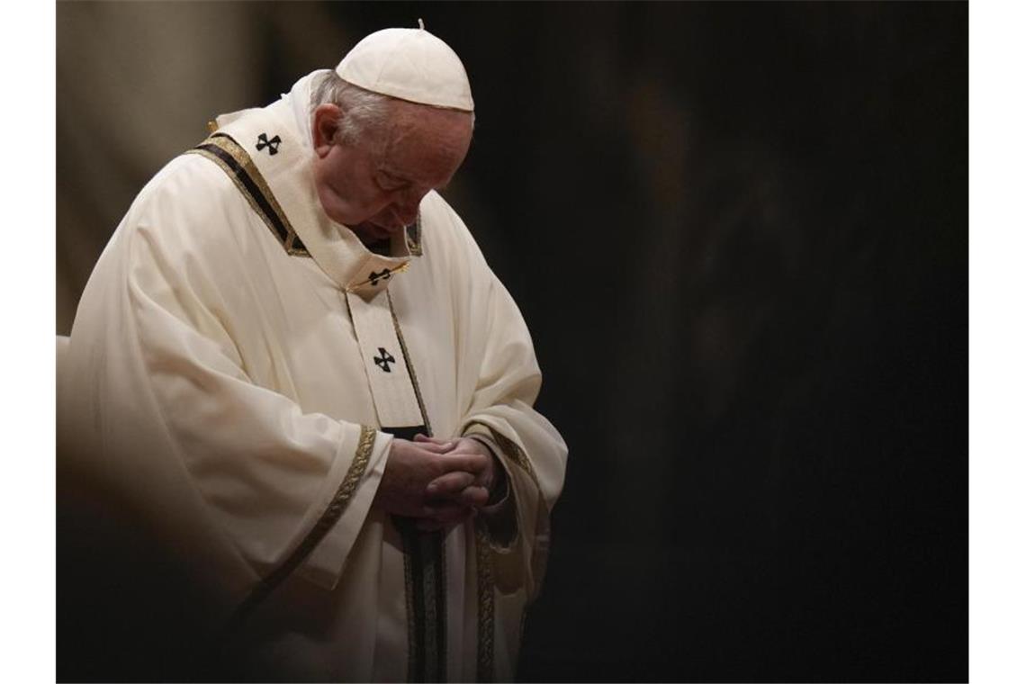 Papst spendet Segen: Nicht wegsehen bei Konflikten Papst Franziskus während eines Gebets im Petersdom im Vatikan. Foto: Alessandra Tarantino/AP/dpa