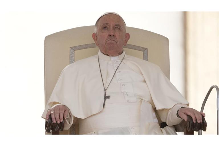 Papst Franziskus (während seiner wöchentlichen Generalaudienz auf dem Petersplatz im Vatikan)  hat  das letzte Wort bei einer endgültigen kirchlichen Entscheidung über übernatürliche Phänomene.