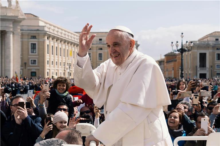 Papst Franziskus, wie ihn viele Backnanger Kirchenvertreter in Erinnerung behalten werden: nahbar und immer gerne bei seinen Glaubensbrüdern und -schwestern. Foto: Unsplash/Ashwin Vaswani