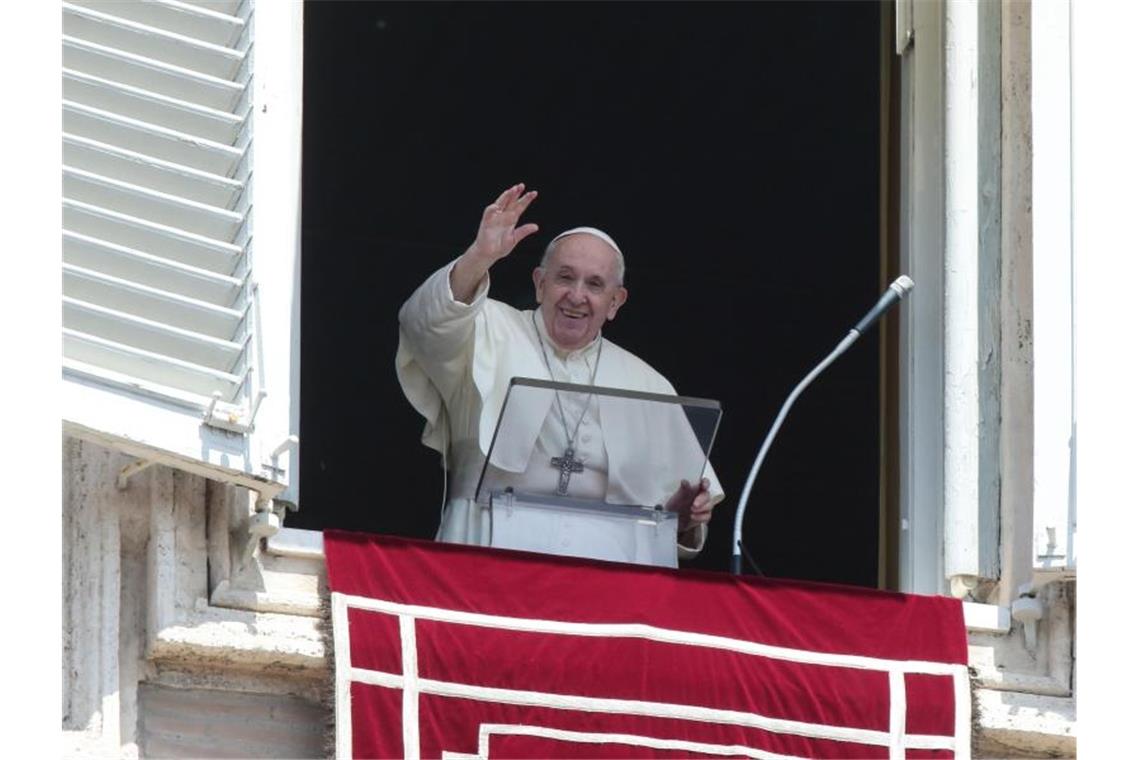 Maas vom Papst empfangen - Auch sexueller Missbrauch Thema Papst Franziskus winkt vom Fenster mit Blick auf den Petersplatz. Foto: Evandro Inetti/ZUMA Wire/dpa