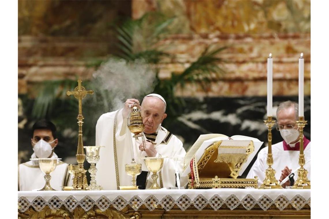 Papst Franziskus zelebriert die Osternacht im Petersdom vor wenigen Gläubigen. Foto: Remo Casilli//APPool Reuters/dpa