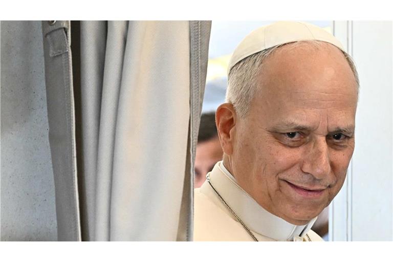 Papst Leo äußert sich im Flugzeug vor Journalisten.