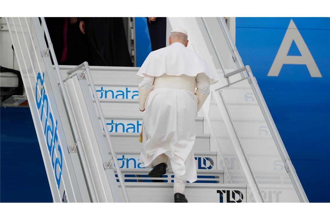Papst Leo betritt den Flieger nach Algerien - während des Flugs geht er dann auf die Kritik von US-Präsident Trump ein.
