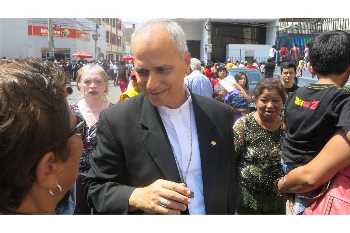 Papst Leo XIV. zeigte sich in Stammlokal in Peru auf seine Weise erkenntlich Papst Leo XIV., als er noch Bischof der nordwestperuanischen Diözese Chiclayo, im Gespräch mit Bewohnern der Stadt (Foto vom 4. Februar 2016).