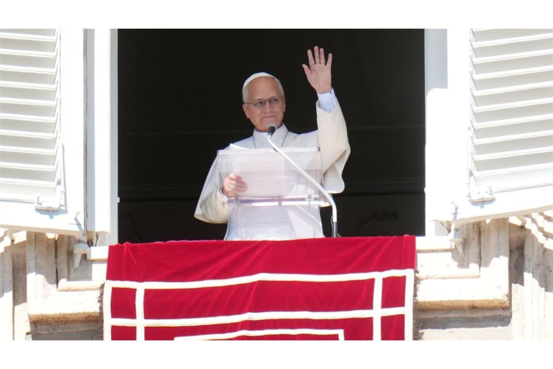 Papst Leo XIV auf dem Petersplatz: Das Oberhaupt der katholischen Kirche muss an der Lunge operiert werden.