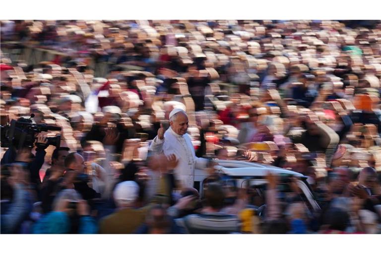 Papst Leo XIV. auf dem Weg zur wöchentlichen Generalaudienz auf dem Petersplatz.