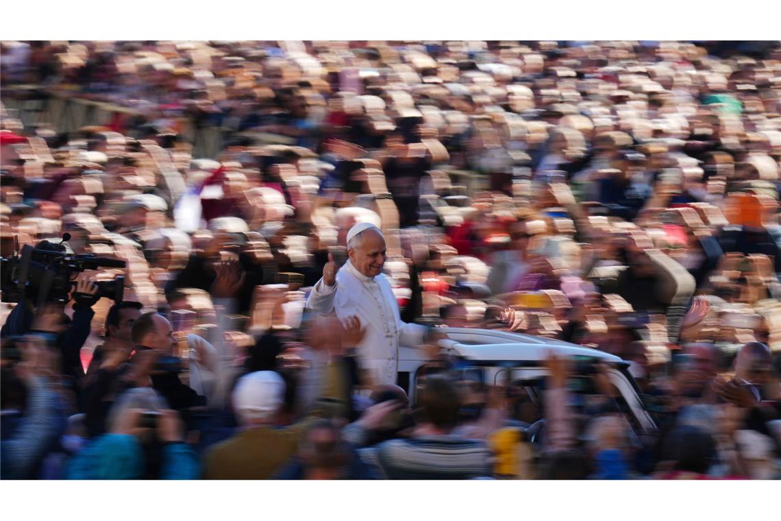 Papst Leo XIV. auf dem Weg zur wöchentlichen Generalaudienz auf dem Petersplatz.