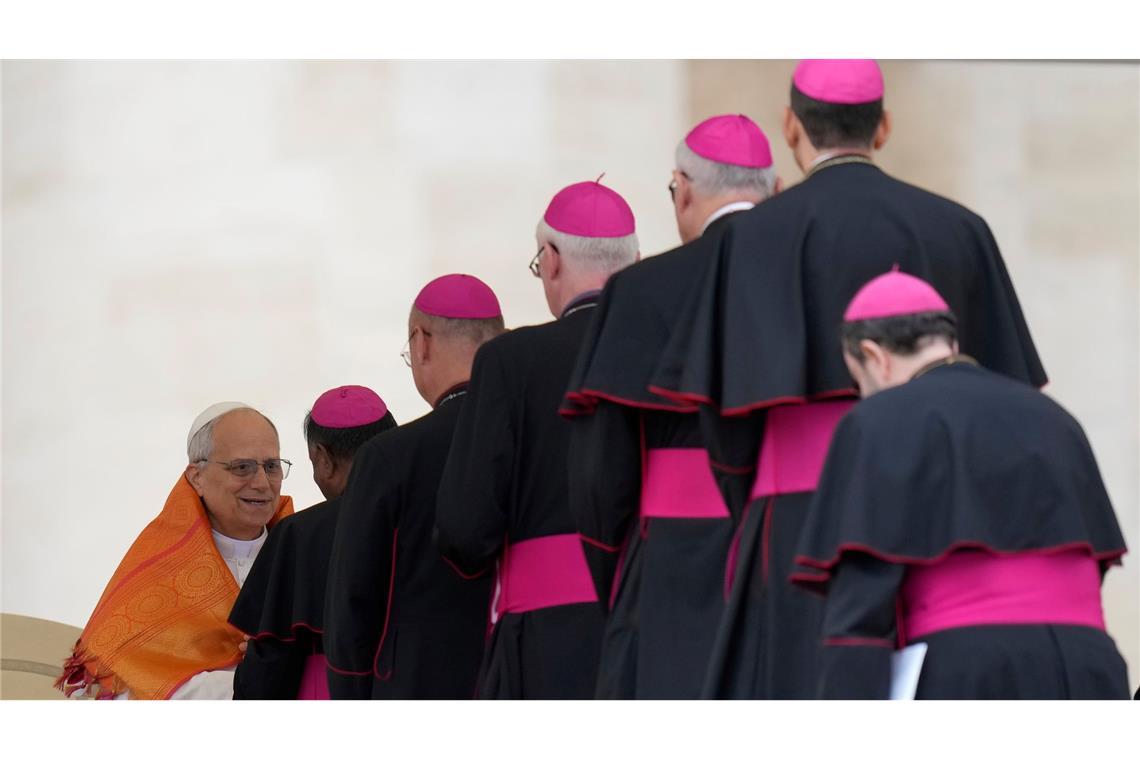 Bilder des Tages Papst Leo XIV. begrüßt Bischöfe nach erster Generalaudienz