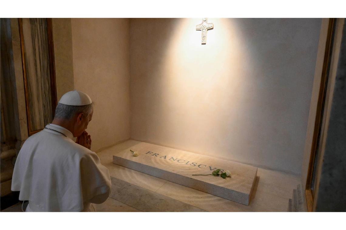 Bilder des Tages Papst Leo XIV. betet am Grab des verstorbenen Papstes Franziskus in der Basilika Santa Maria Maggiore, wo er zwei Tage nach seiner Wahl einen Überraschungsbesuch machte.