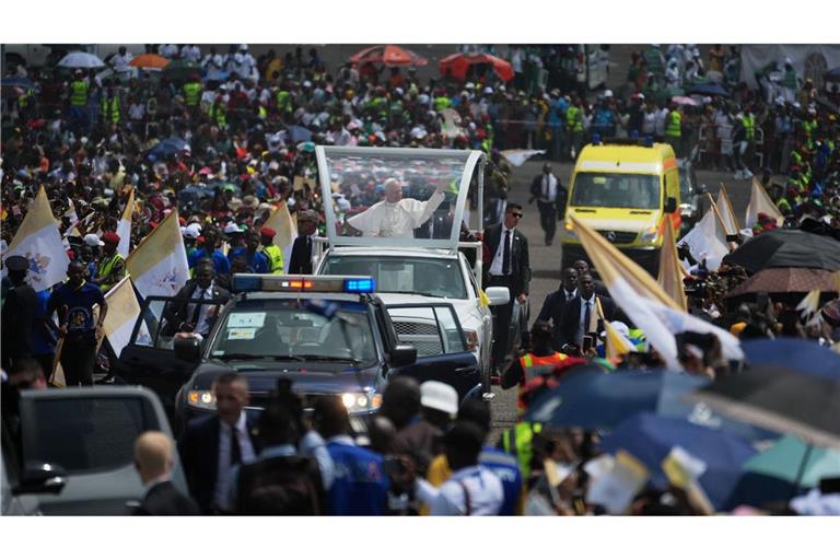 Papst Leo XIV. feiert in Kamerun die bislang größte Messe seiner Amtszeit.