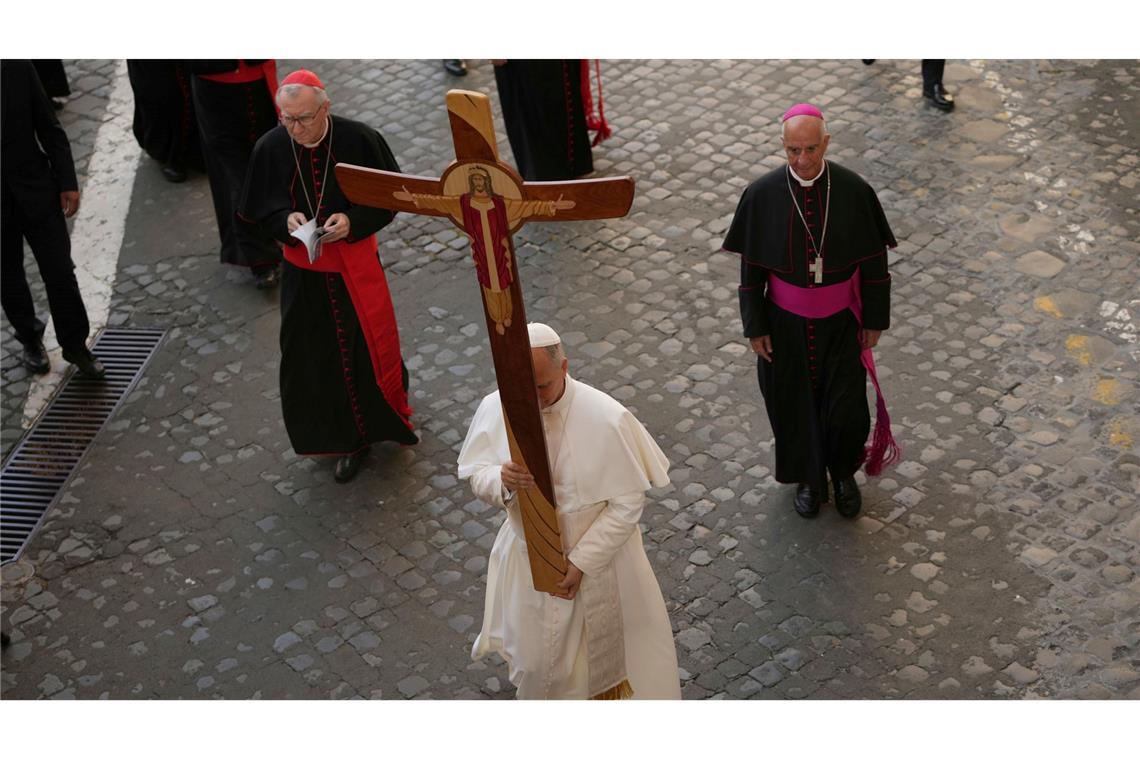 Bilder des Tages Papst Leo XIV. führt eine Prozession durch die Heilige Pforte des Petersdoms anlässlich des Jubiläums des Heiligen Stuhls.