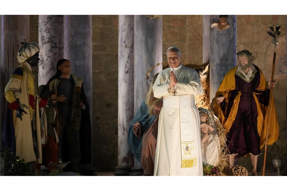 Papst Leo XIV. hält für einen Moment des Gebets vor der Weihnachtskrippe auf dem Petersplatz im Vatikan inne.