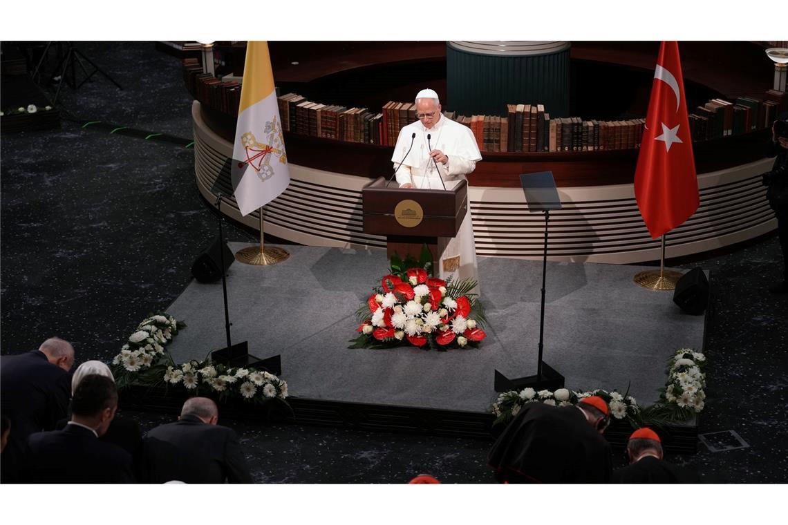 Papst Leo XIV. hält seine Rede während eines Treffens mit Behörden, Mitgliedern der Zivilgesellschaft und Diplomaten in der Nationalbibliothek des Präsidentenpalastes.