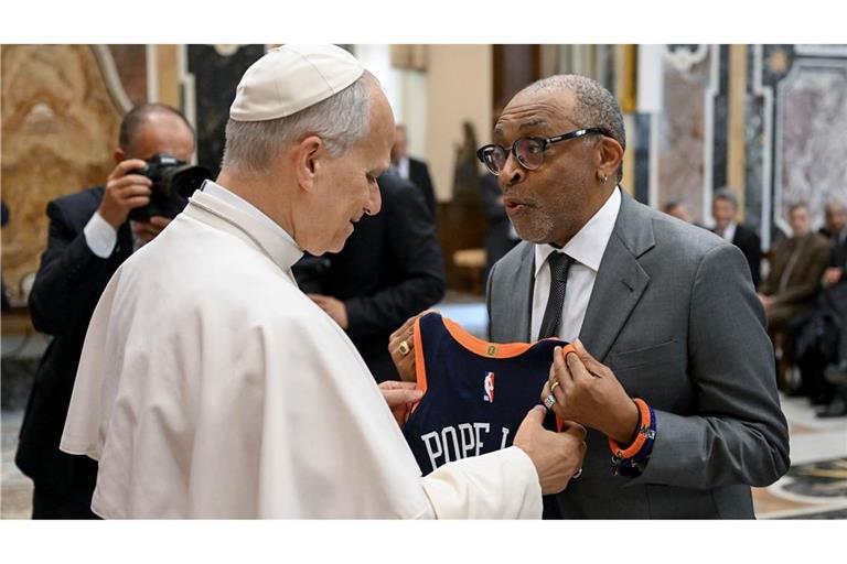 Papst Leo XIV. hat jetzt ein Trikot mit der Rückennummer 14.