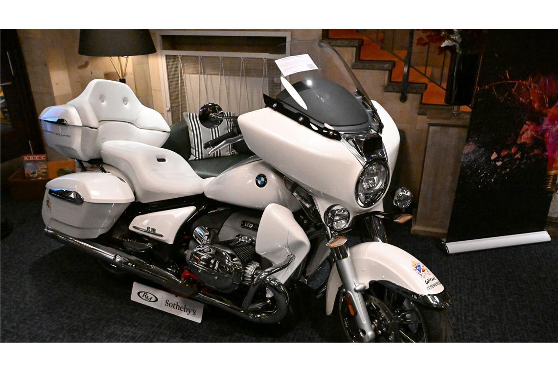 Signiertes "Papst-Motorrad" für 130.000 Euro versteigert Papst Leo XIV. hatte das Motorrad im September in Rom in Empfang genommen. (Archivbild)