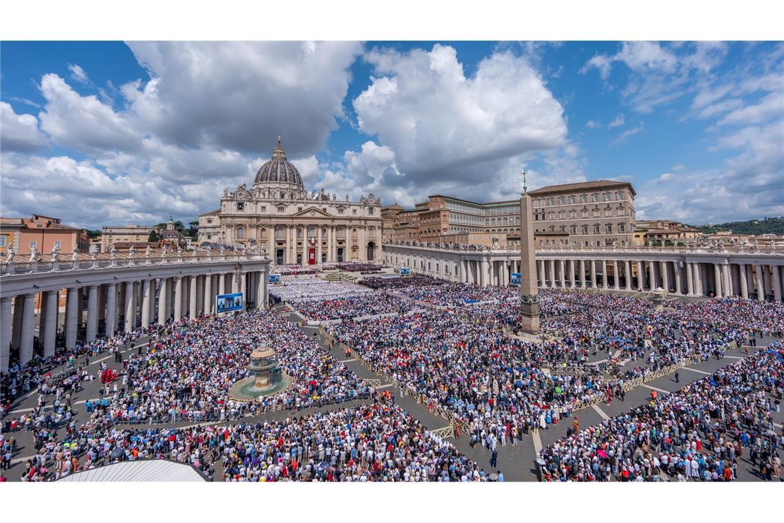 Papst Leo nutzt Amtseinführung zu Kapitalismus-Kritik Papst Leo XIV. ist auf dem Petersplatz feierlich in sein Amt eingeführt worden.
