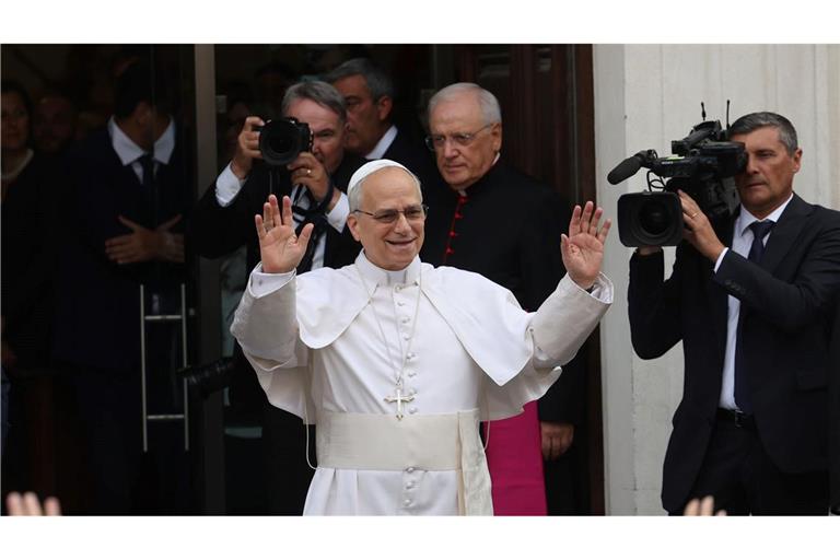 Papst Leo XIV. kommt zur  Feier einer Messe in der Kirche St. Thomas von Villanova in Castel Gandolfo.