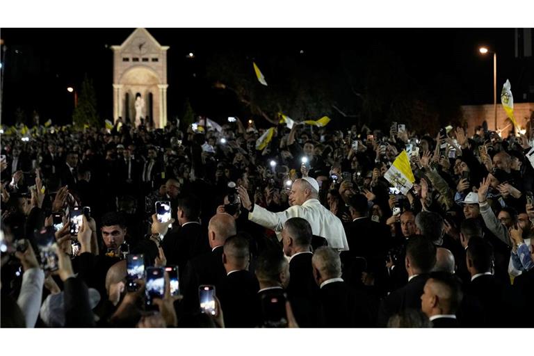 Papst Leo XIV. (M) grüßt die Menge, als er umgeben von Sicherheitskräften zu einem Treffen mit Jugendlichen in Bkerké, dem Sitz der maronitischen Kirche im Libanon, kommt.