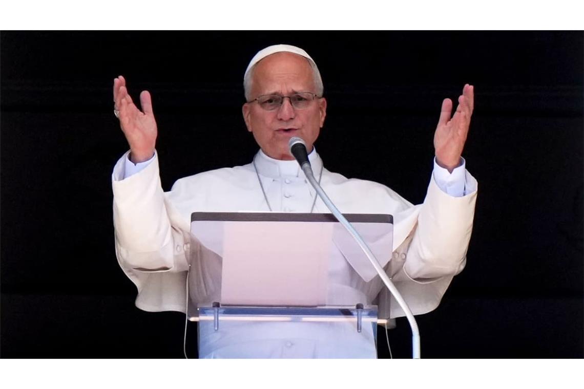 Papst Leo XIV.: Papst Leo XIV. erteilt seinen Segen, während er im Vatikan vom Fenster seines Arbeitszimmers mit Blick auf den Petersplatz das Mittagsgebet „Angelus“ spricht. (Archivbild)