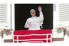 Papst Leo XIV.: Papst Leo XIV. spricht auf dem Petersplatz im Vatikan das Angelusgebet.