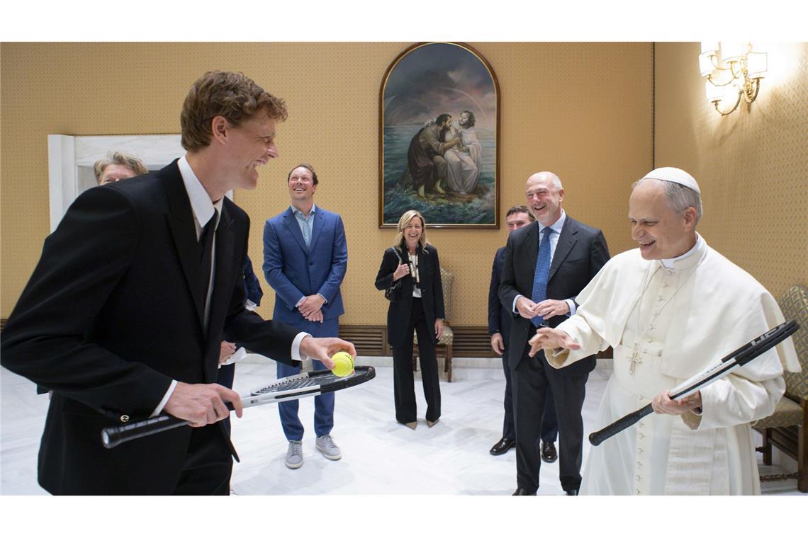 Papst Leo empfängt Tennisstar Sinner - "Wollen Sie spielen?" Papst Leo XIV. (rechts) scherzt mit Tennisstar Jannik Sinner.