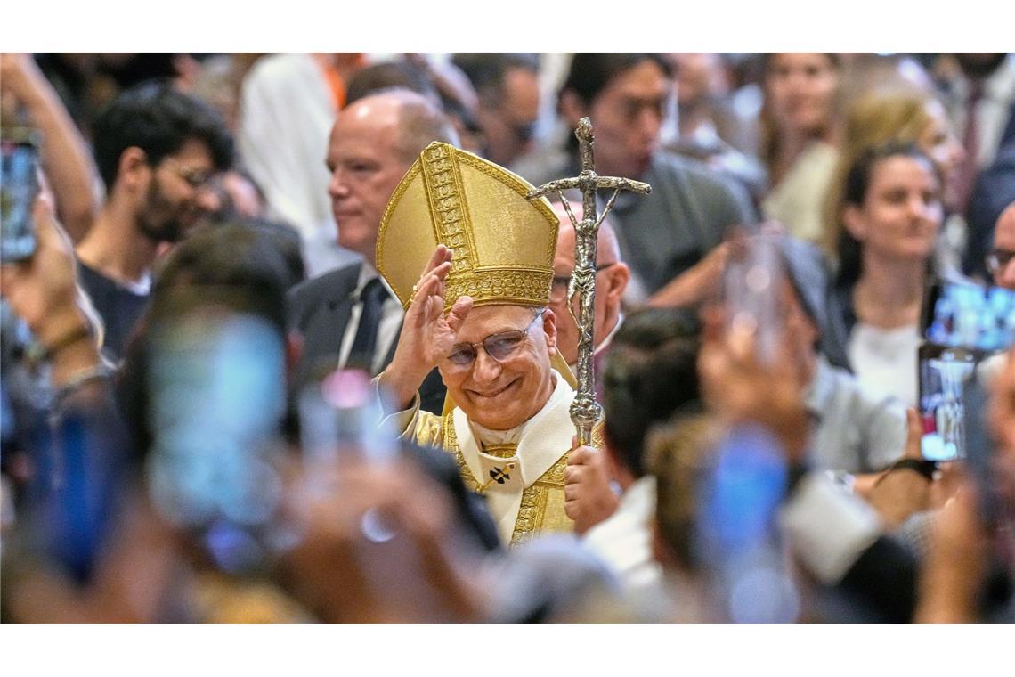 Bilder des Tages Papst Leo XIV. segnet die Gläubigen, als er zu einer Messe anlässlich der Priesterweihe im Petersdom eintrifft.