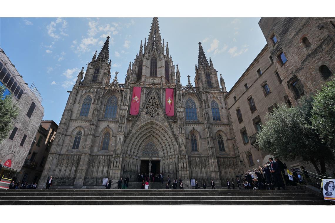 Papst Leo XIV. vor der Kathedrale von Barcelona.