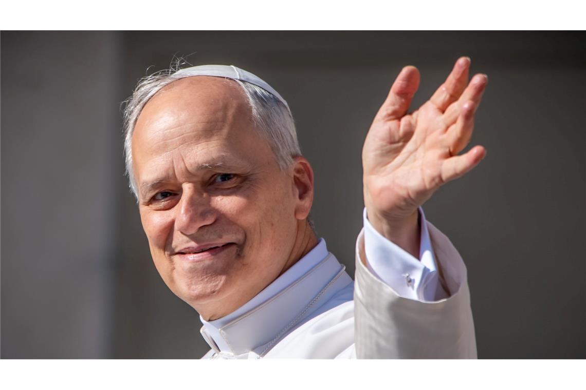 Bilder des Tages Papst Leo XIV. winkt bei seiner Amtseinführung