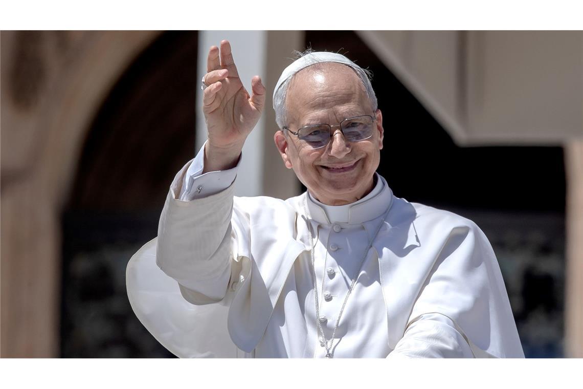 Bilder des Tages Papst Leo XIV. winkt, während er mit dem Papamobil nach seiner wöchentlichen Generalaudienz über den Petersplatz im Vatikan fährt.