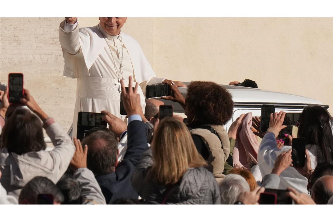 Papst Leo XIV. zeigt Daumen hoch bei Generalaudienz