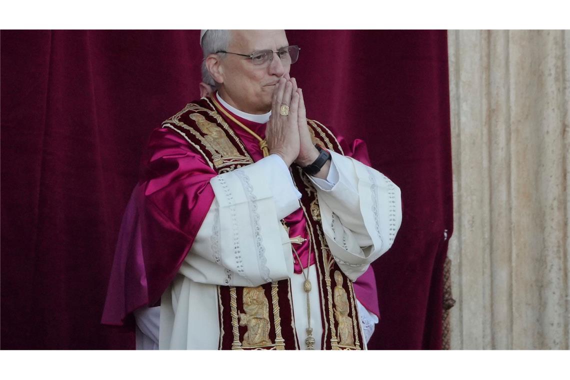 Papst Leo XIV. zeigt sich erstmals der Menge auf dem Petersplatz in Rom. (Archivbild)