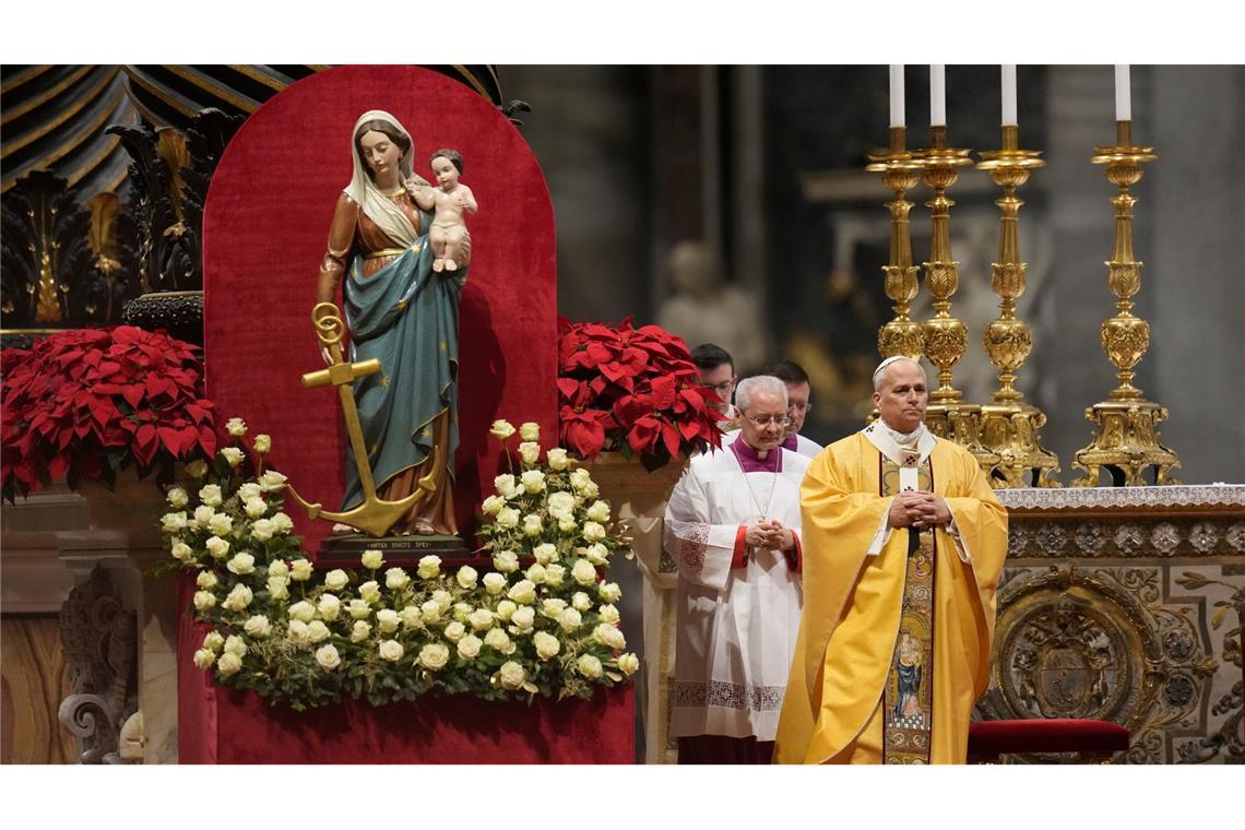 Papst Leo XIV. zelebriert die Heiligabendmesse im Petersdom im Vatikan.
