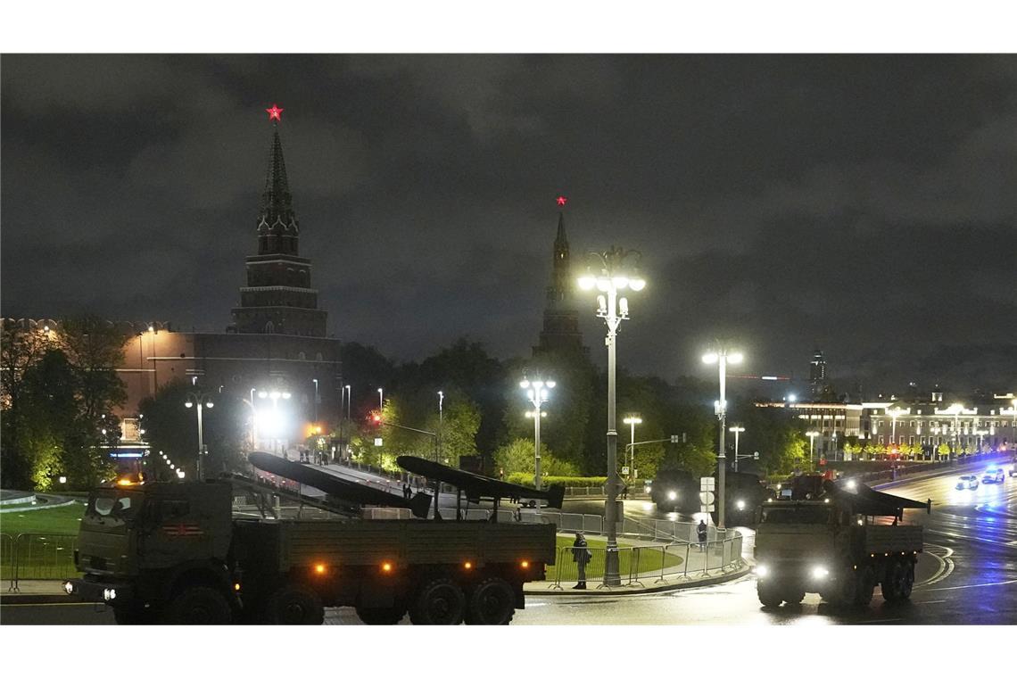 Kreml zeigt Drohnen aus Ukraine-Krieg bei Militärparade Parade in Moskau