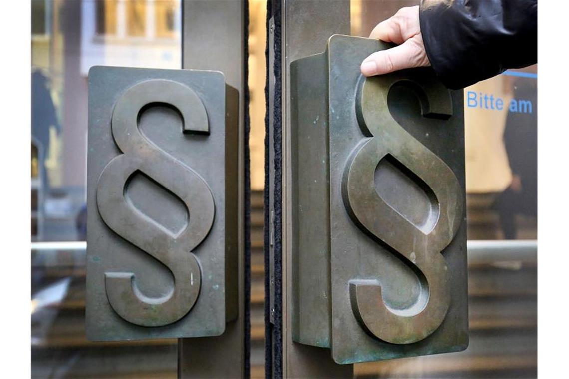 Ermittlungen nach tödlichem Zugunglück von Auggen dauern an Paragrafen-Symbole sind an Türgriffen am Eingang zum Landgericht angebracht. Foto: Oliver Berg/dpa/Symbolbild