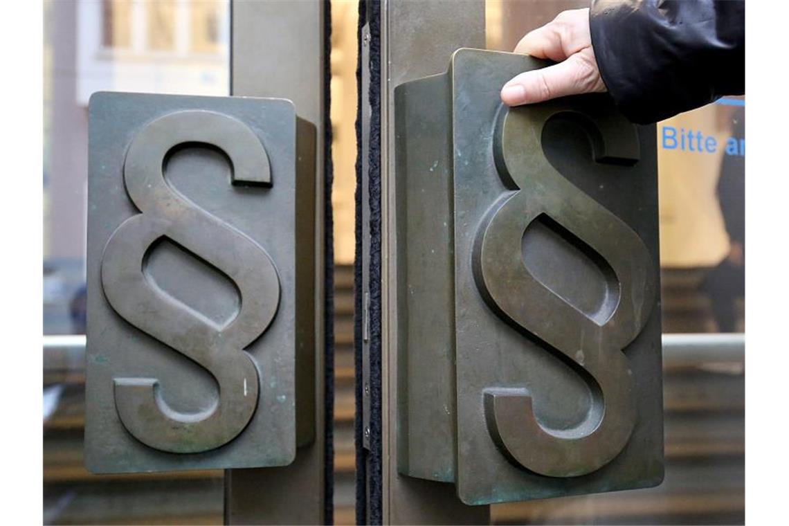Geschäftsmann getötet: Mord nicht zweifelsfrei geklärt Paragrafen-Symbole sind an Türgriffen am Eingang zum Gericht angebracht. Foto: Oliver Berg/dpa