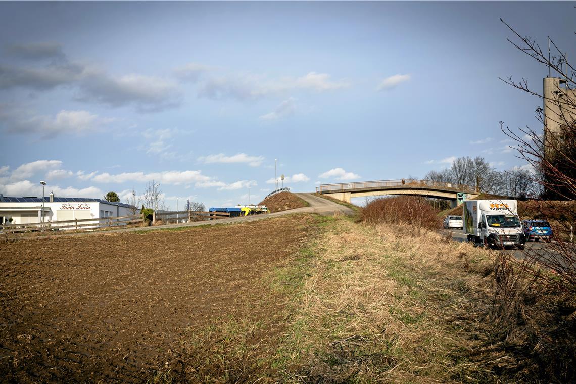 Parallel zur B14 soll eine provisorische Zufahrt zum Schützenzentrum entstehen. Und zwar für die Dauer, solange die Brücke über die Bundesstraße neu gebaut wird. Foto: Alexander Becher
