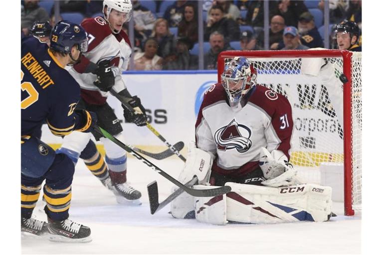 Parierte 23 von 24 Schüssen auf sein Tor: Goalie Philipp Grubauer (r) von Colorado Avalanche. Foto: Jeffrey T. Barnes/AP/dpa