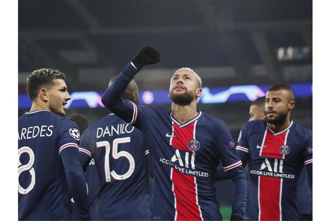 Paris Dreifach-Torschütze Neymar (2.v.r.) jubelt nach seinem Treffer zum 1:0 gegen Istanbul Basakshehir. Foto: Francois Mori/AP/dpa