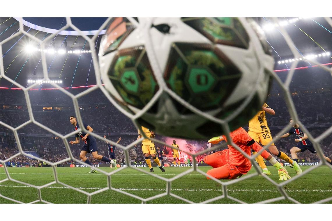Bilder des Tages Paris geht mit dem Treffer von Achraf Hakimi (l) in Führung beim Fußball Champions League Finale in München.