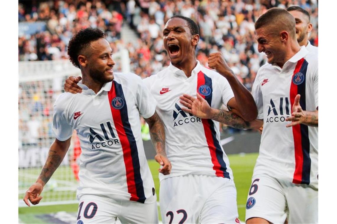 Paris Neymar (l-r) jubelt mit Teamkameraden Abdou Diallo und Marco Verratti nach seinem späten Siegtreffer. Foto: F. Mori/AP